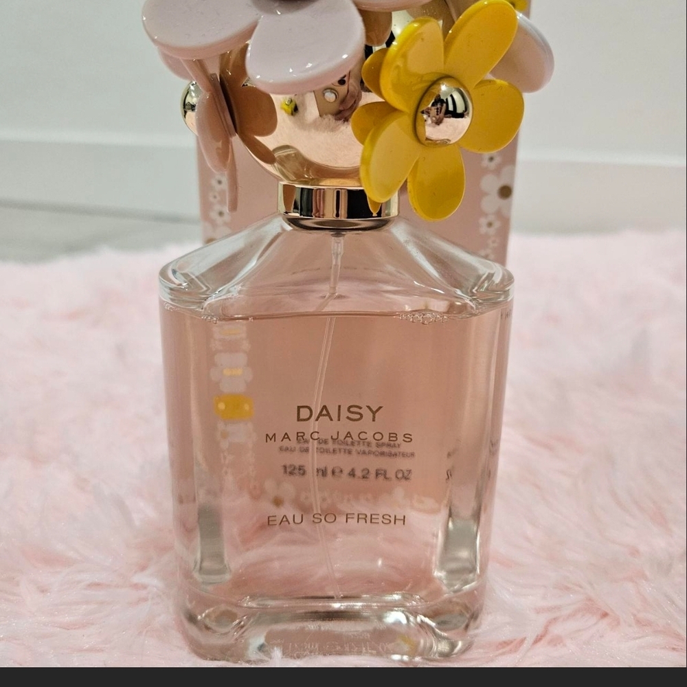 Marc Jacobs Daisy Eau So Fresh - Pink and Yellow Floral Design